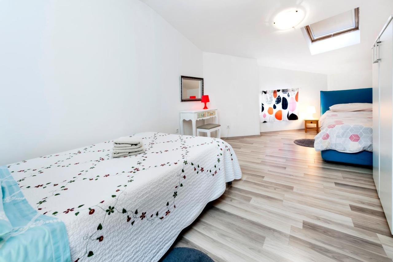 Sea View Apartment 로비니 외부 사진